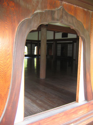 磨き上げられた床がひかる講堂の内部